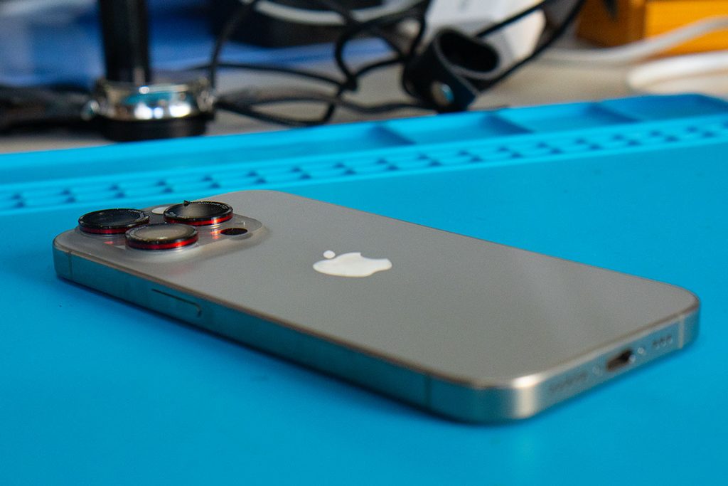 iPhone 15のバックパネル修理作業