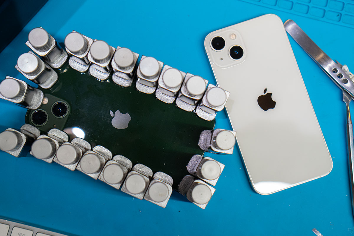 iPhone 13の背面パネル修理