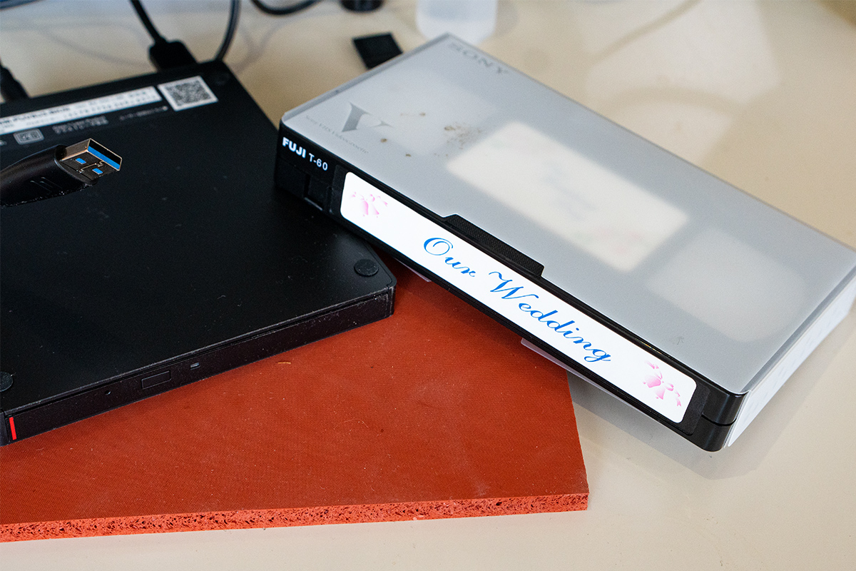 VHSビデオテープをDVDへダビングする作業
